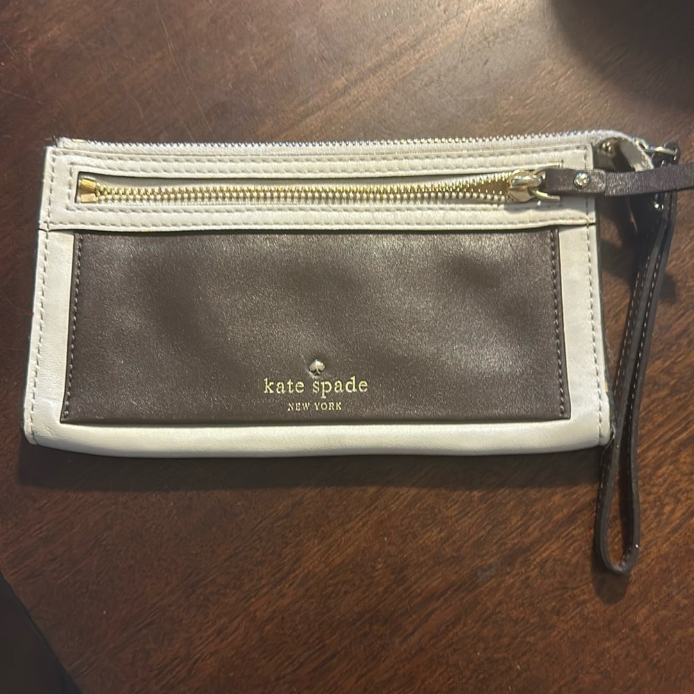 Kate Spade Wristlet. Great condition. Brown and cream Colorway